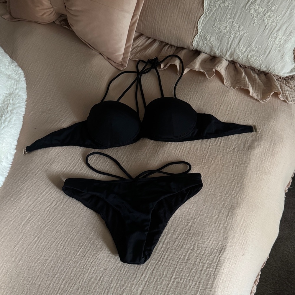 Black sexy and strappy bikini set with adjustable straps